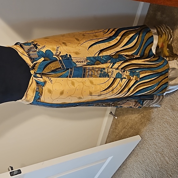 Reversible wrap silky skirt - Picture 2 of 4